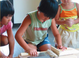 体験をしている子供の写真