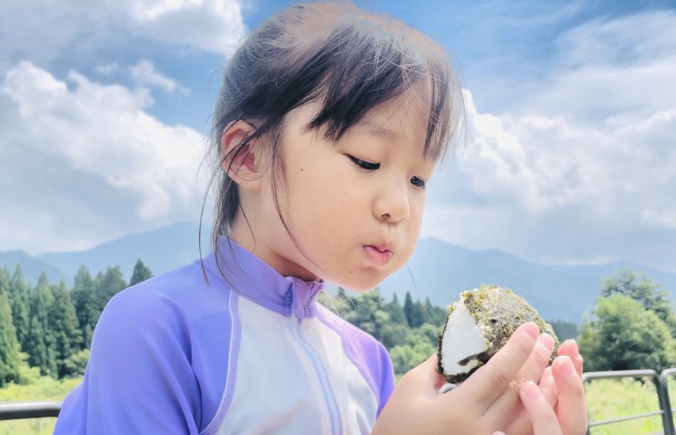 大自然の中でおにぎりを食べよう！