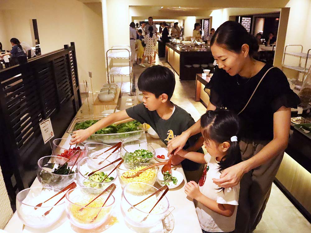 レストラン「桃李」にて朝食ビュッフェを楽しむ家族