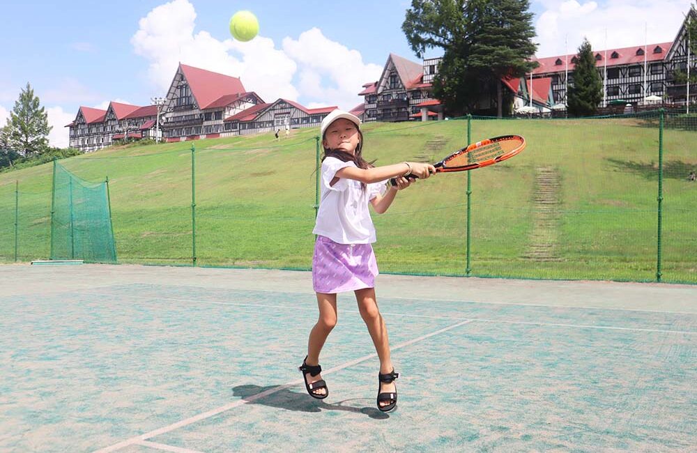 テニスをする子供の写真