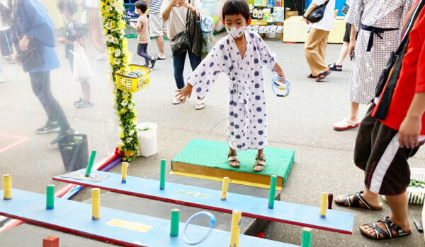 縁日のわなげを楽しむ子供