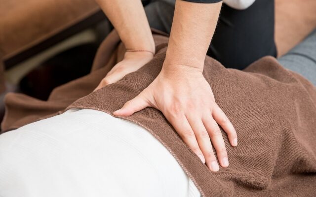 全身をもみほぐす「ボディケア」のイメージ