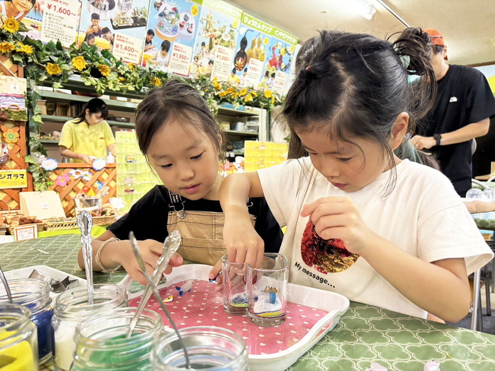 手づくり工房にてクリアキャンドルを作る子供達
