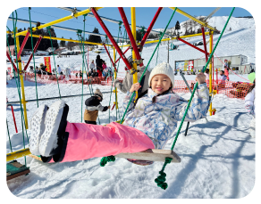 キッズパラダイスで遊んでいる子供